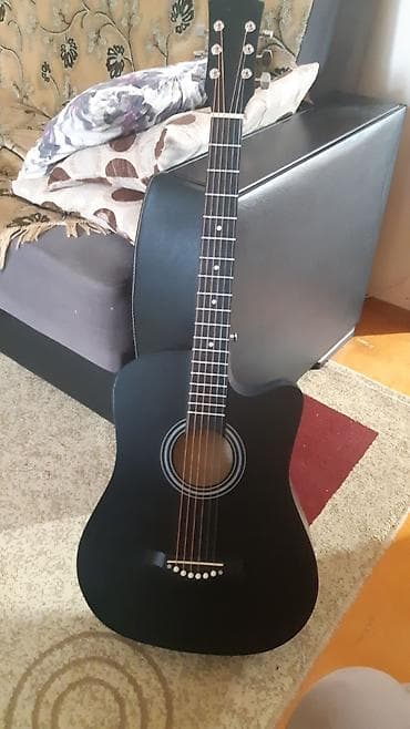 gitara tarnada: Akystik gitara yenidir demek olarki heç işlenmeyib — 1