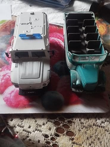 Kolleksiya üçün 2 ədəd metal avtomobil modeli dəsti.giymət bir modelə