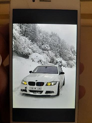 BMW 3 Series E90 sedan – ağ rəng, sport paketli görünüş. Əsas