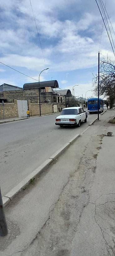 ekskavator satisi bakida: VAZ 2107 sedan - Kuzov: 4 qapılı, ağ rəng (bir neçə yerdə astar və — 10