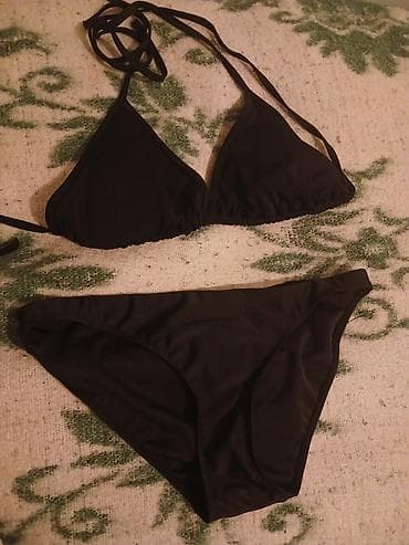 Çimərlik geyimləri: Qara bikini dəsti - Üst: üçbucaq kəsimli, incə iplərlə boyundan və — 1