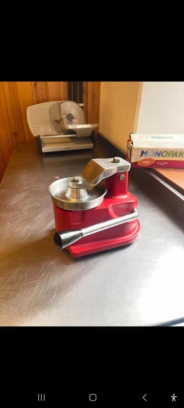 dusbere kesen aparat: Manual hamburger press – metal korpuslu, qırmızı gövdə. - Burger — 1