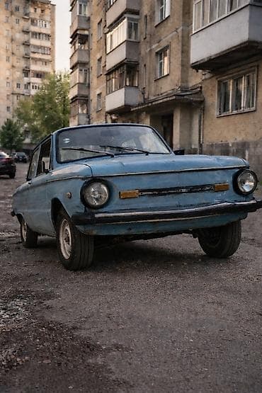 Sovet dövrünə aid köhnə model moped-həcmli sedan avtomobil — 1