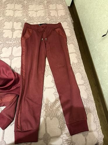 Baş geyimləri: Bordo rəngli idman dəsti - İki hissədən ibarət: şalvar və fermuarlı — 1