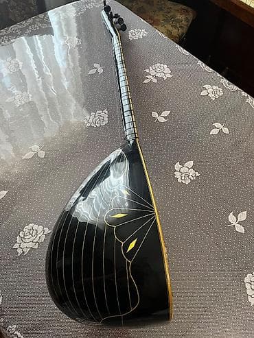 saz gence: Elektrikli saz - Korpus: armud formalı, parlaq qara lak örtük; arxa — 2