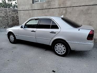 bmw x5 e53: Mercedes-Benz C-Class: 2.2 l | 1996 il Sedan — 2