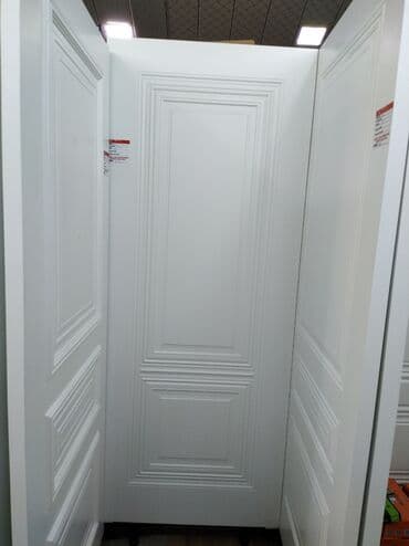 otaq qapıları taxta qapilar: Ağ rəngdə, panelli dizaynlı qapı. Qapının səthi düzbucaqlı formalı — 1