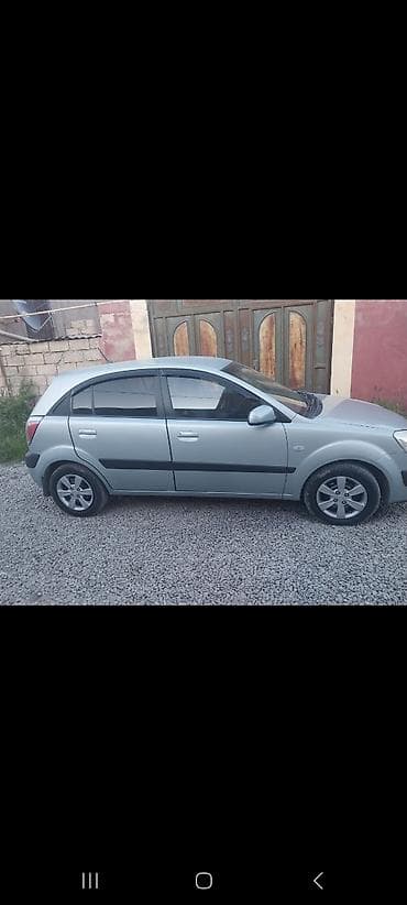 lada priora universal: Kia Rio: 1.5 l | 2007 il Hetçbek — 3