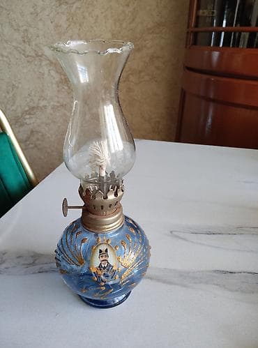 Miniatür kerosin lampası. Lampa şüşəsi ilə birlikdə hündürlüyü 21 sm — 1