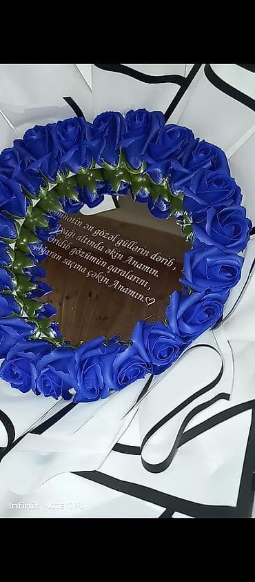 sirga gulu sekilleri: Gül buketi – mərkəzdə güzgülü panel və yazı, ətrafı süni mavi — 2