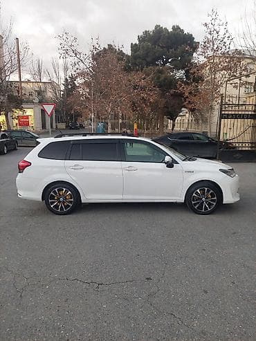 avto audio: Toyota sedan – ağ rəngli, şəhər və uzun yol üçün praktiki seçim — 5