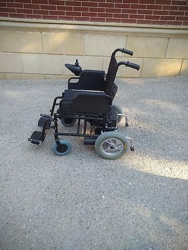 Elektrikli əlil arabası - İdarəetmə: Sağ qolda yerləşən joystick