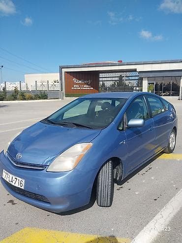 Avtomobil alışı: Toyota Prius hibrid, mavi rəng. - Kuzov: hetçbek, 5 qapı - Yanacaq — 2