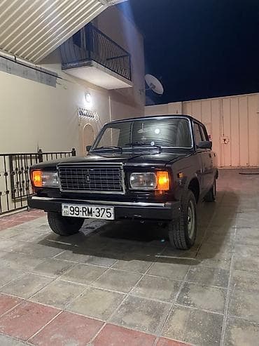 astara vaz: VAZ 2107, qara rəng, sedan kuzov. Texniki xüsusiyyətlər: - Arxa — 4