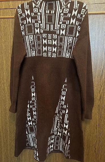 sac yuma: Yenidir Qadın trikotaj paltar - Rəng: şokolad-qəhvəyi, ağ naxışlarla — 1