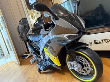 friso vom 800 qr qiymeti: Gümüşü və qara rəngli, sarı detalları olan uşaq elektrik motosikleti — 2