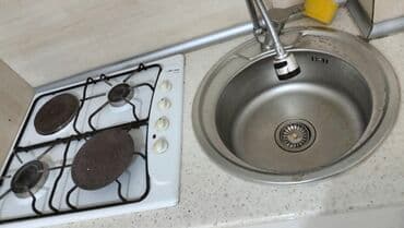 metbex masası: Ağ rəngdə yığcam mətbəx mebeli dəsti. Dəstdə qaz plitəsi və — 4