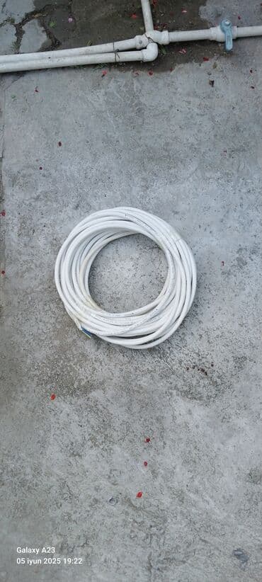 катушки для проволоки: Ağ rəngdə, sarğı şəklində olan kabel. Elektrik işləri və ya digər — 2