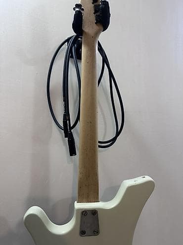 gitara kabel: Gitara ideal veziyyetdedir. islekdir. uzerinde qara Fender burgular — 6
