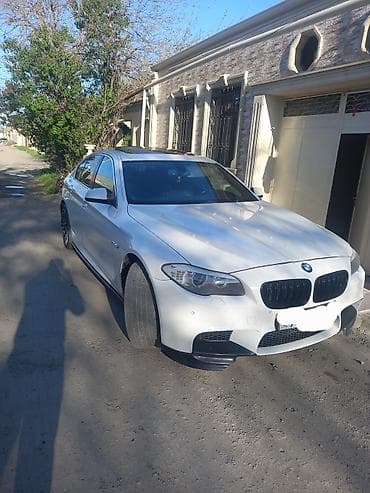 BMW 5 Series sedan (F10) – ağ rəng, M‑paket üslublu eksteryer. masin