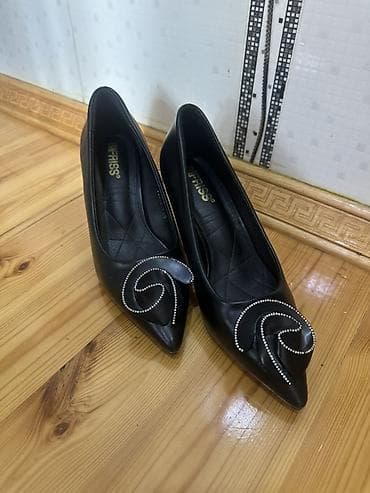 40 azna alinib 15 azna satilir 1 defe geynib hec bir problemi yoxdur