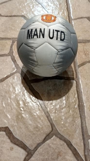Toplar: Manchester United futbol topu - Rəng: ağ-gümüş tonlarda, qara “MAN — 3