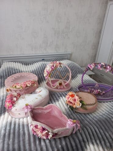 8 mart ucun hediyeler: Çəhrayı rəngdə, zərif güllərlə bəzədilmiş dekorativ səbət. Səbətin — 8