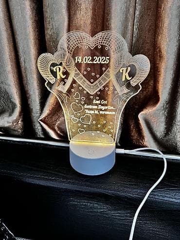 qadin sekilleri: Şəxsi dizaynlı LED akril masa lampası - Üç ürək fiqurlu, lazerlə oyma — 2