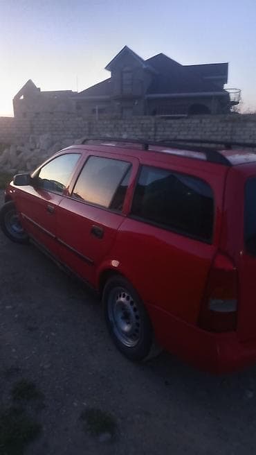 фольксваген пассат 1: Opel Astra Caravan (universal) – qırmızı rəngdə, 5 qapılı ailə və — 3