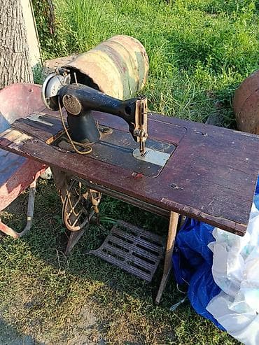 Klassik ayaqla işləyən tikiş maşını və taxta stol-baza - Mexaniki