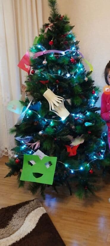 Oyunçagları ilə və işiglı lampıçkalari ilə
Uzunlugu 1.80