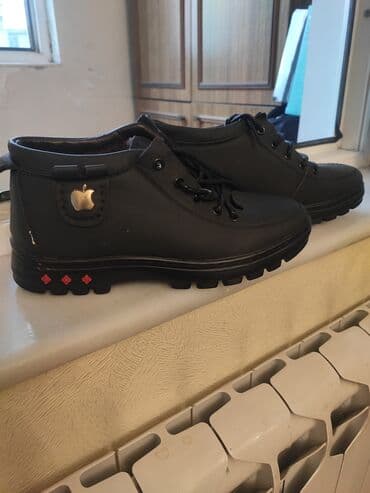 Ölçü: 39, rəng - Qara, Yeni