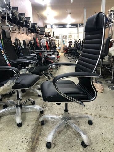 офисные кресла: Новый, С колесиками, Рукояти регулируются, Кожа — 6