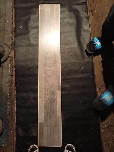 doseme laminat: Laminate döşəmə paneli – boz/qəhvəyi taxta teksturalı - Lövhə tipi — 2