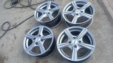 Dörd ədəd gümüşü rəngli avtomobil diski. Hər disk R 14 DISQILER 4