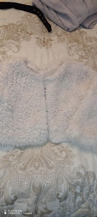 kurta: Ağ rəngli süni kürk kofta - Model: qısa, düyməsiz/fermesiz, V-yaxalı — 1