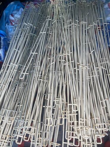 вешалки для магазина: Vitrin reflerinin mallari saxlamaq ucun demirleri satilir.Qiymet 1 — 3