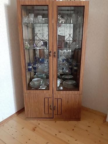 Dolab, suseli yeri ve orta qapili olan icerisi iki bolmelidir, hec bir — 2