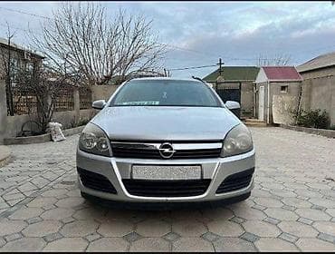 Opel Astra Caravan (universál kuzov), gümüşü rəng. Əsas məlumat: -