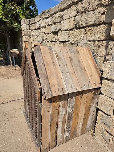 qaban iti: Taxta it evi / qəfəs tipli budka - Material: qalın taxta lövhələr və — 2