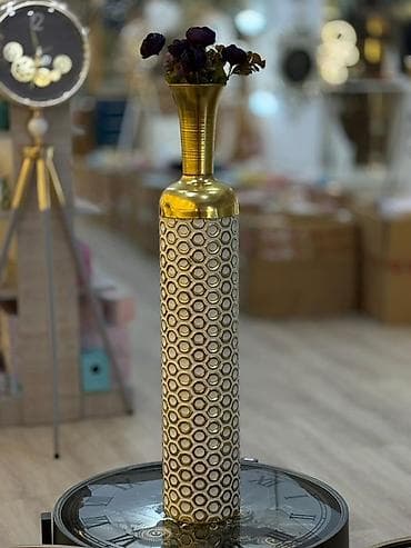 Vazalar: Bir vaza, Metal — 5