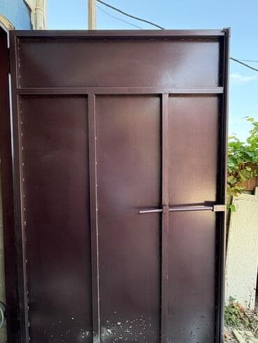 muasir darvazalar: Tünd qəhvəyi rəngdə və metal materialdan hazırlanmış bu qapı, yuxarı — 4
