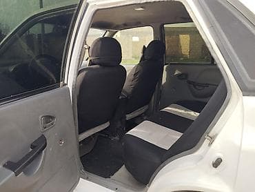 qazel yuk maslnl: Ağ rəngli sedan. Texniki və xarici xüsusiyyətlər: - 4 qapı, 5 yerlik — 4