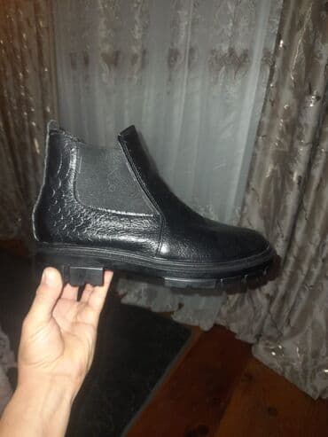 Səndəl və şəp-şüplər: Qara dəri Çelsi tipli kişi botları - Model: Chelsea (yanlarda elastik — 2