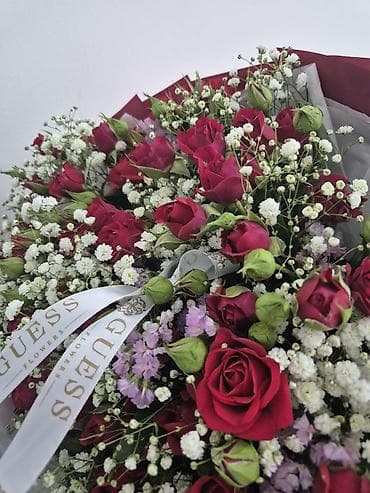 suni guller: Gül buketi - Tərkib: qırmızı mini qızılgüllər, gipsofila (ağ “uğur — 2