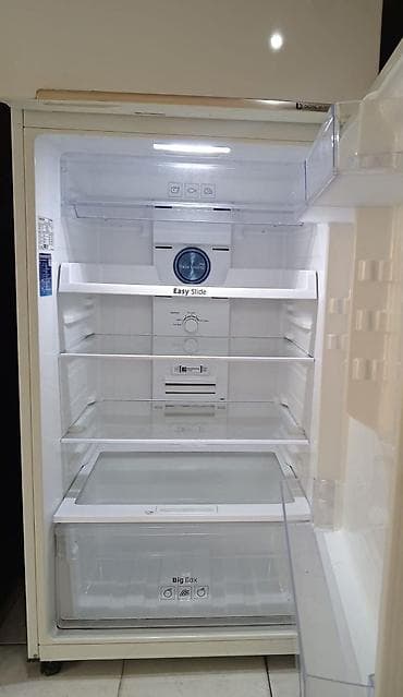 Samsung markalı, üst donduruculu ikiqapılı soyuducu. Ağ rəngdə korpus — 2