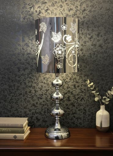 Metalik masa lampası – dekorativ floral naxışlı abajur - Gümüş