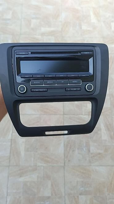 cd calar: Volkswagen orijinal avtomobil maqnitolası – BOSCH VW Radio LOW EU UP2 — 1