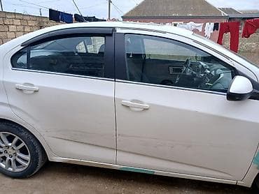 kreditle kamaz satisi: Chevrolet Aveo sedan – ağ rəng, benzinli. - Kuzov: 4 qapılı sedan, ağ — 5
