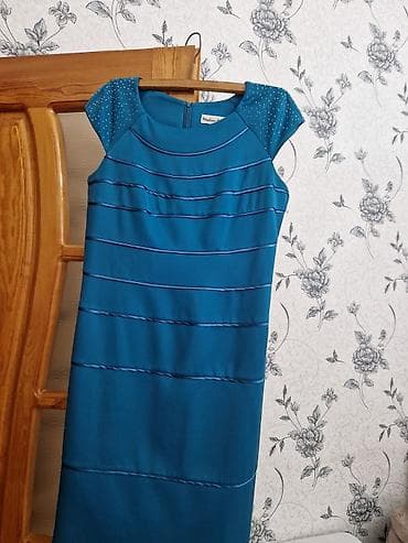 Mavi rəngli zərif qadın paltarı - Model: qolsuz/kısa qollu “sheath”